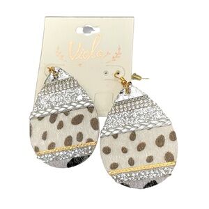 VIOLA LIGHTWEIGHT TEARDROP EARRINGS WITH ANIMAL PRONT DESIGN